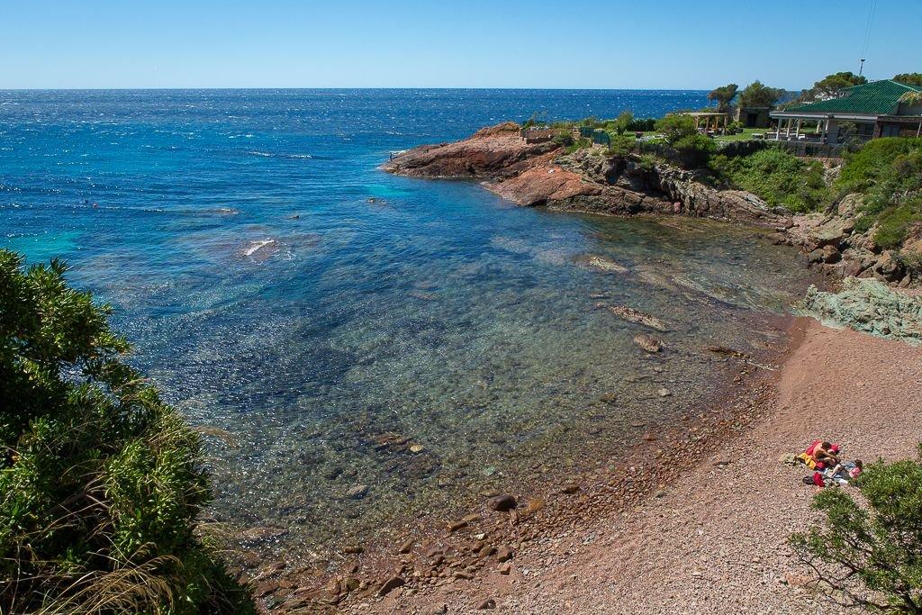 해변 양쪽 붉은 바위 지대