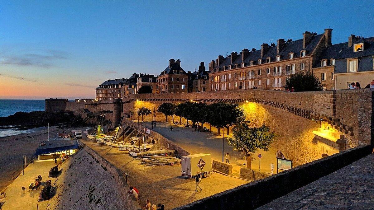 성벽 위에서 바라보는 바다와 그랑 베 섬