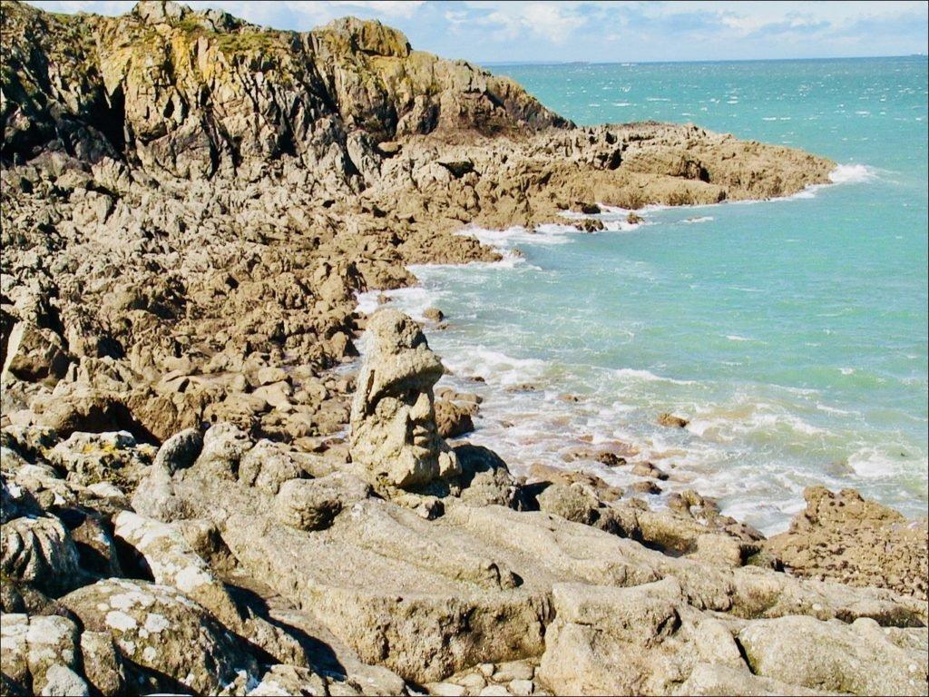 바다를 등진 인물상 군락