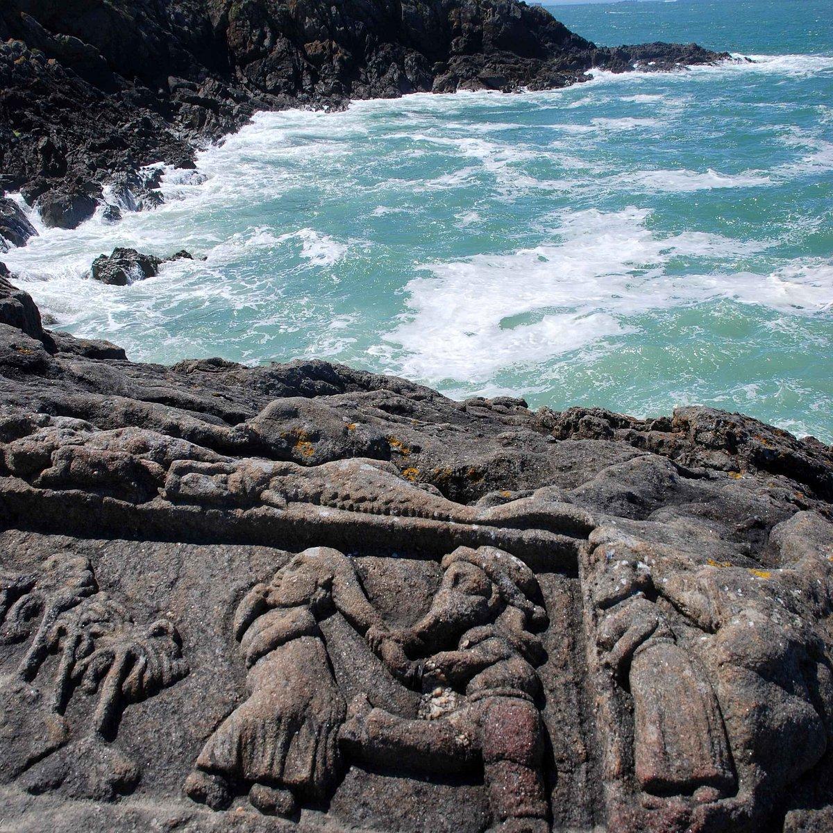 썰물 시 해변 접근로의 조각들