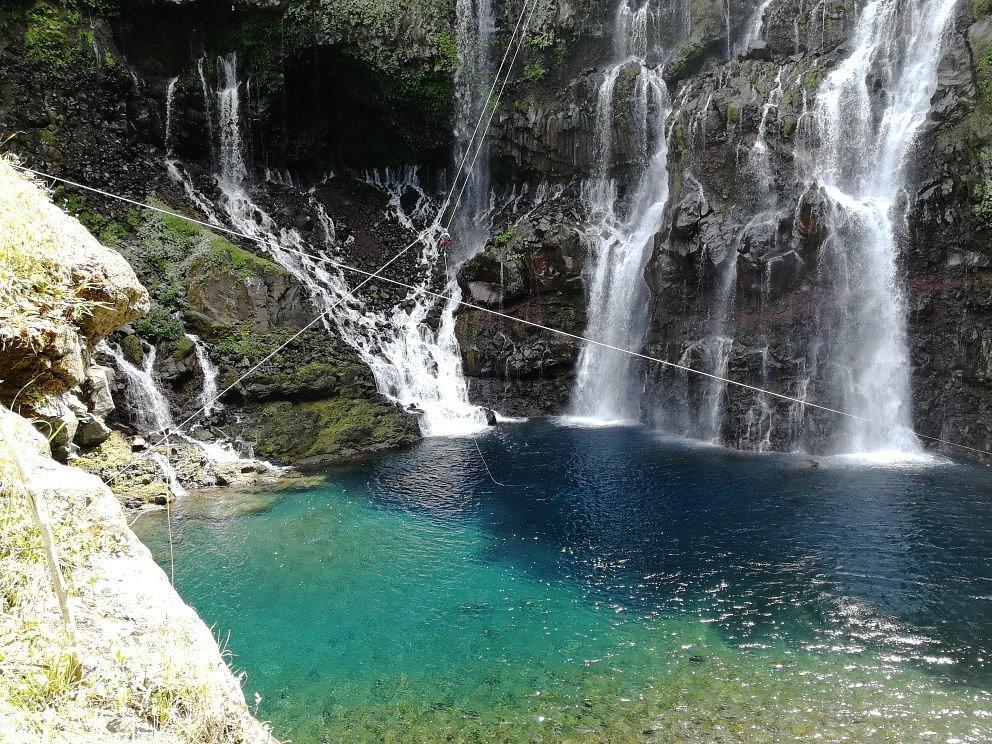 🏞️ 검은 구멍 폭포 (꺄스꺄드 뒤 트후 누아흐)