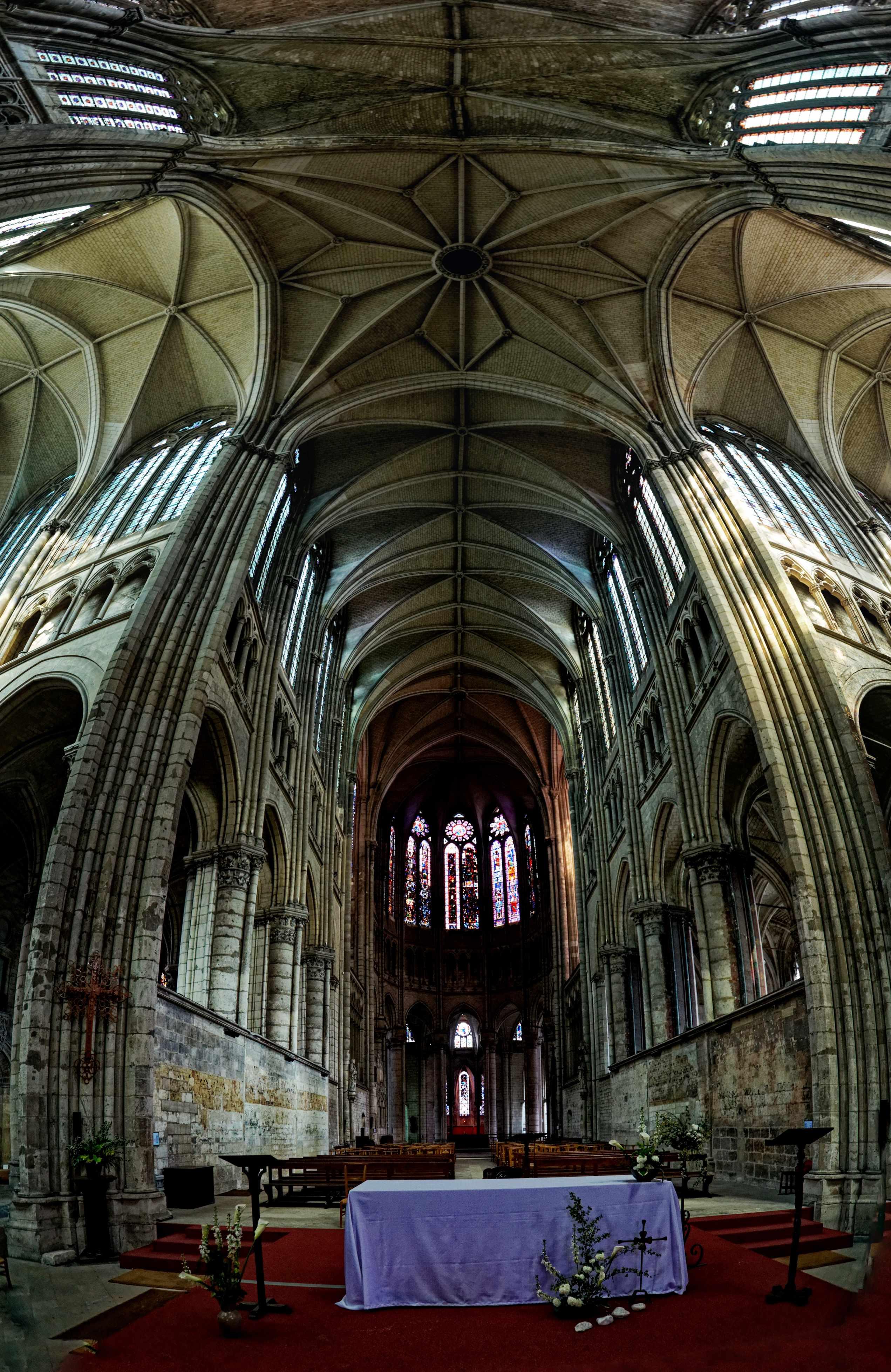 내부 네이브(신자석) 중앙에서 바라본 제단과 장미창