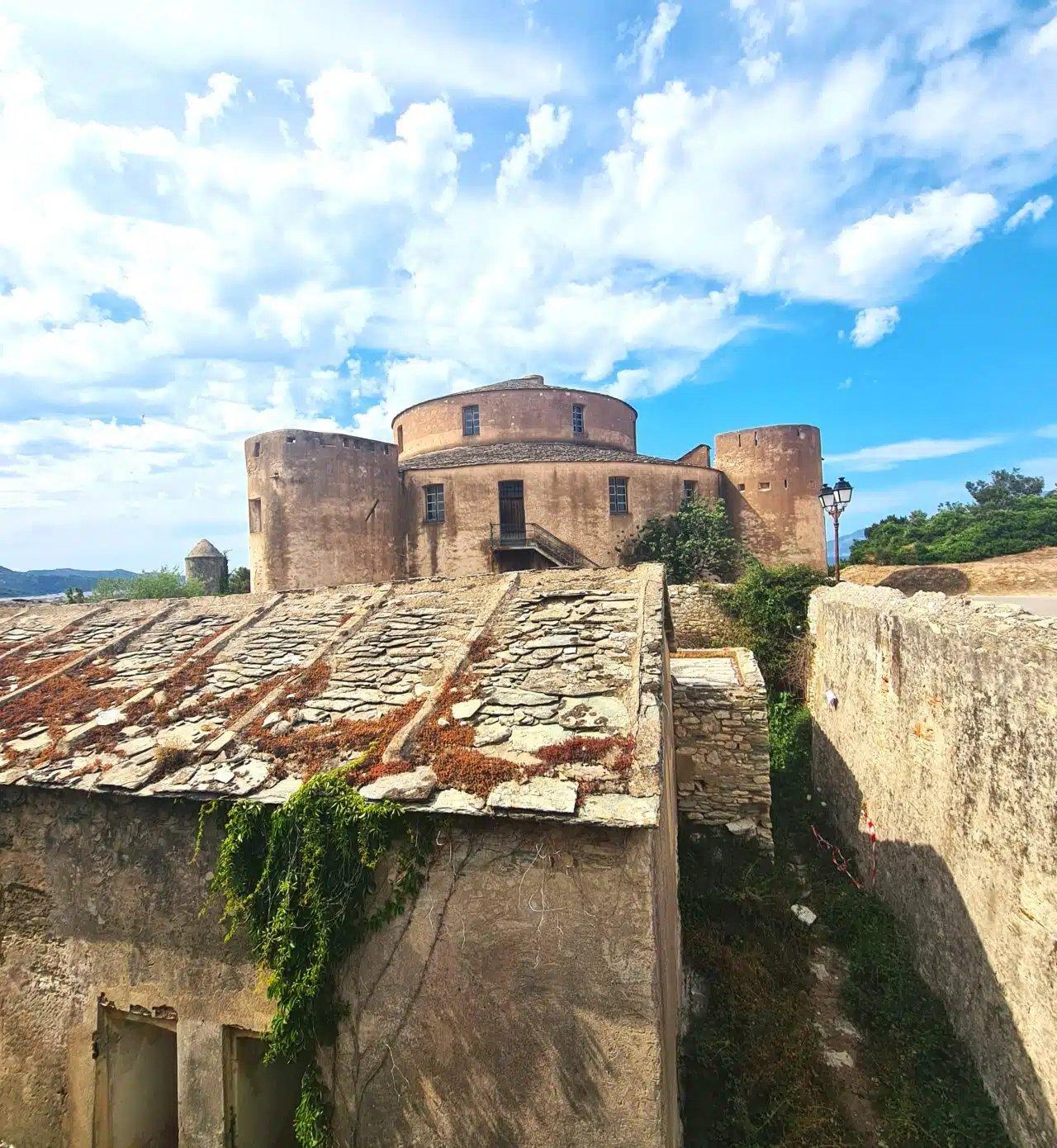 요새 외벽 및 성문 앞