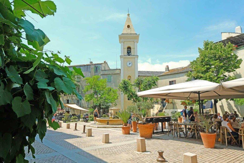 요새로 이어지는 구시가지 골목길