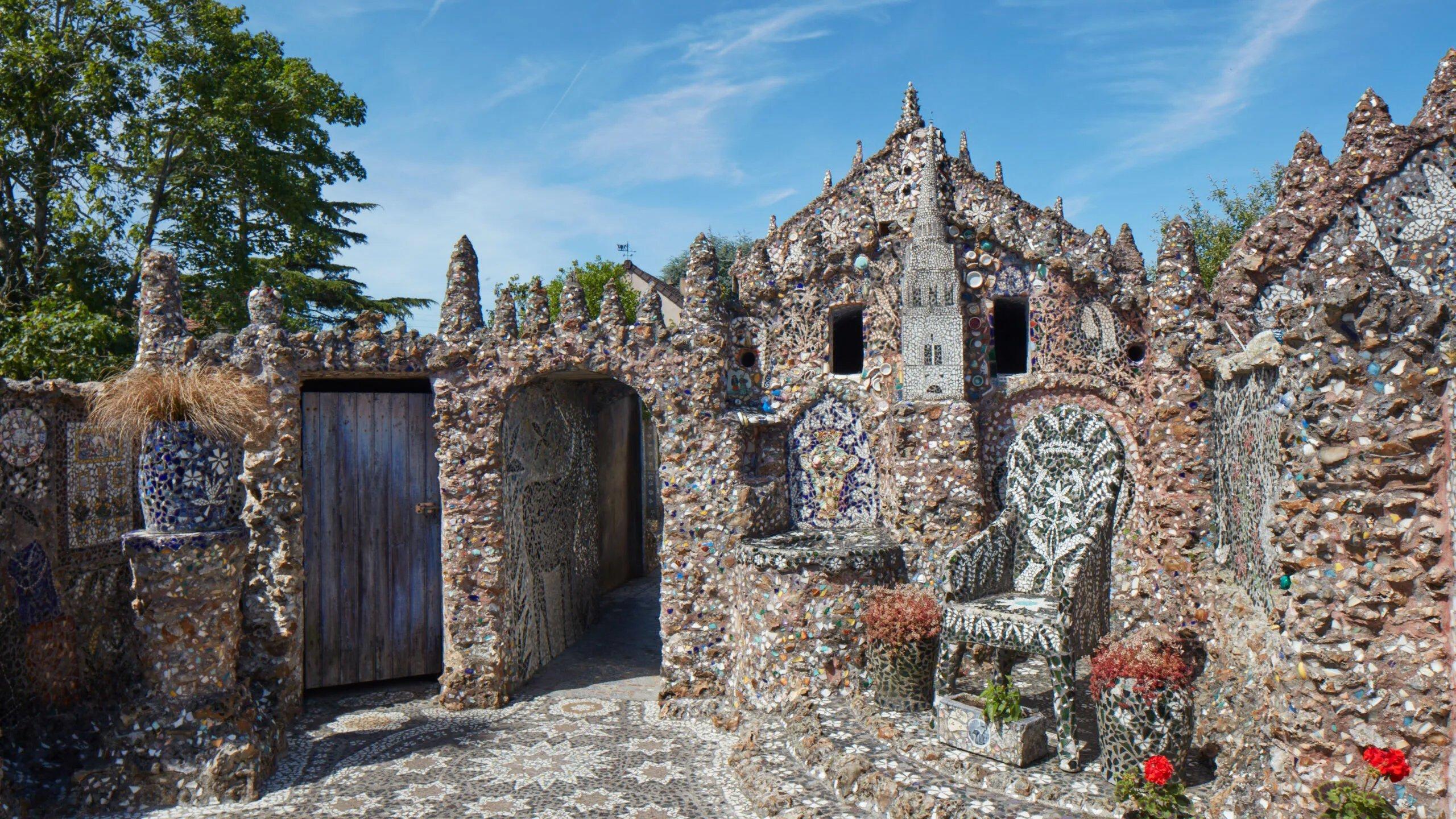 모자이크로 장식된 집 외관 전체