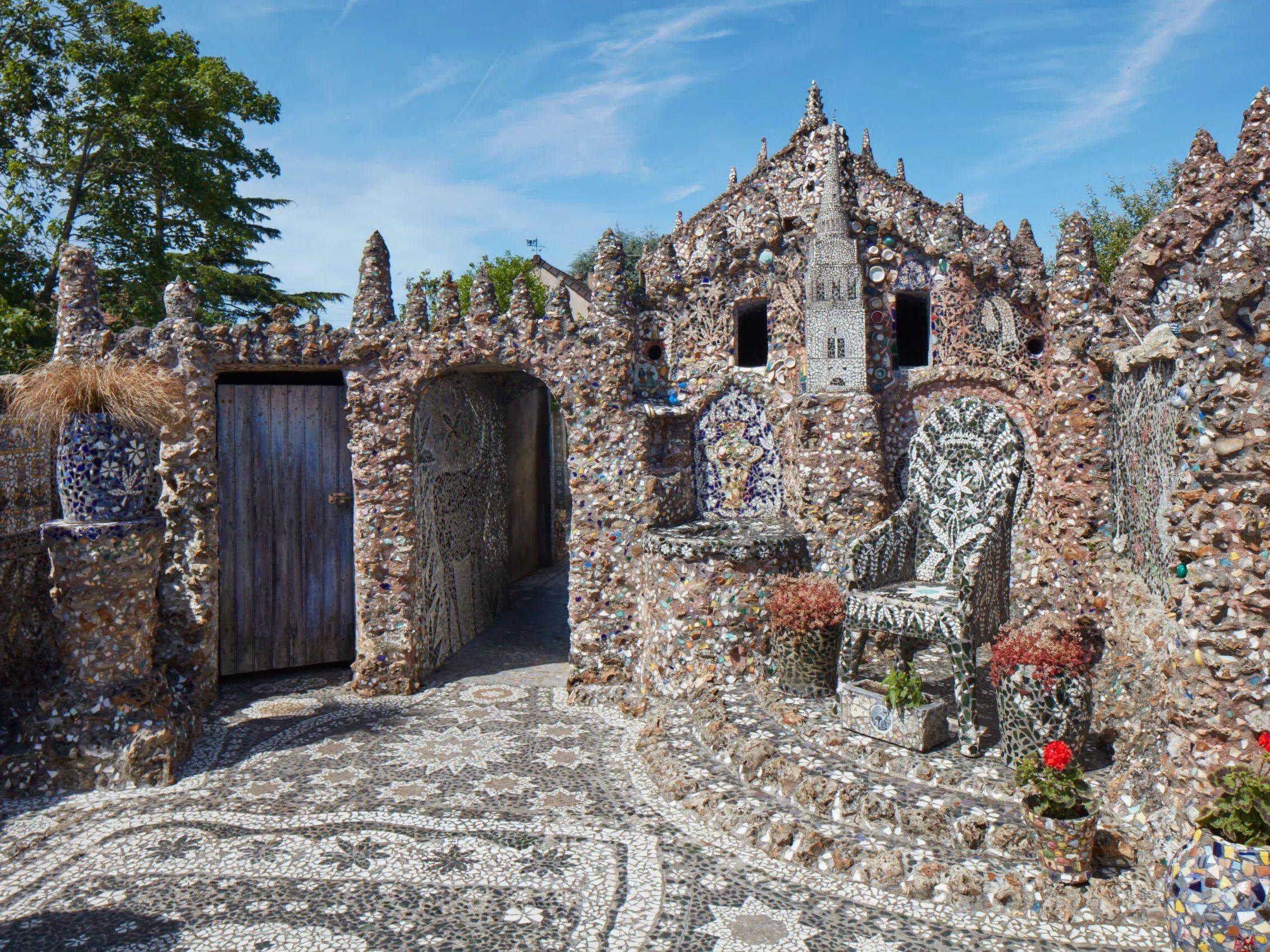 정원의 모자이크 조형물과 벽화