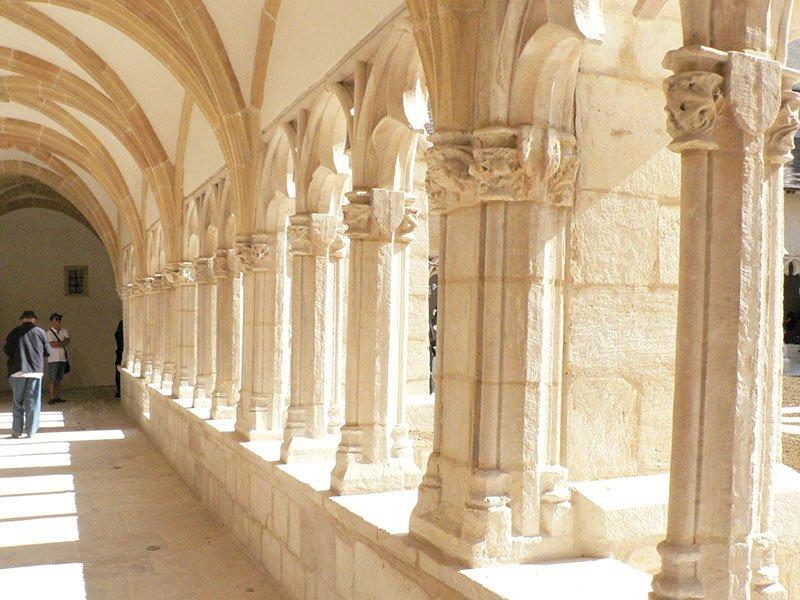 복원된 회랑 내부