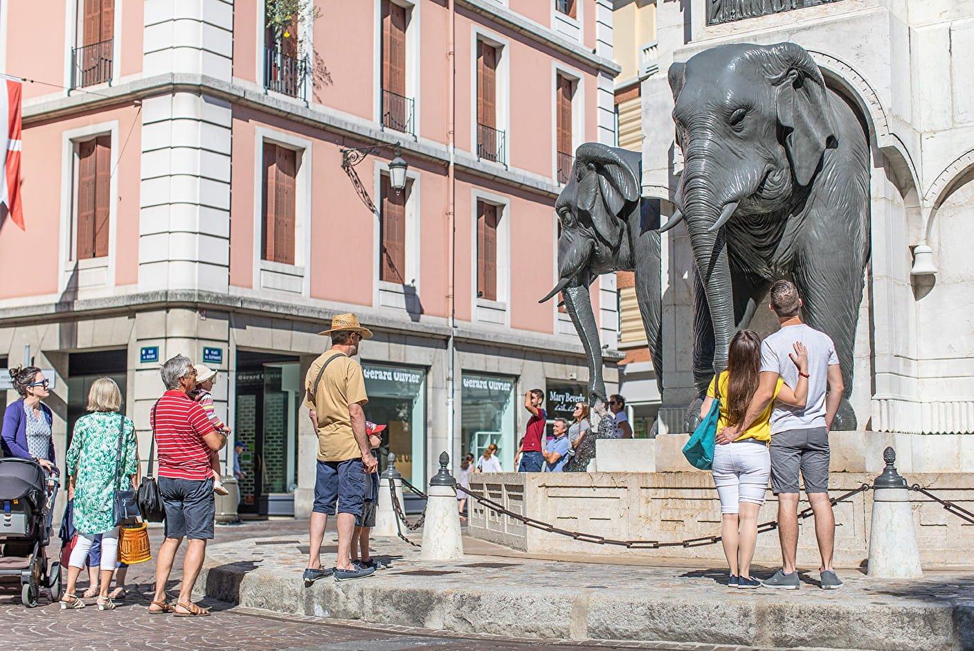 코끼리 조각과 물줄기