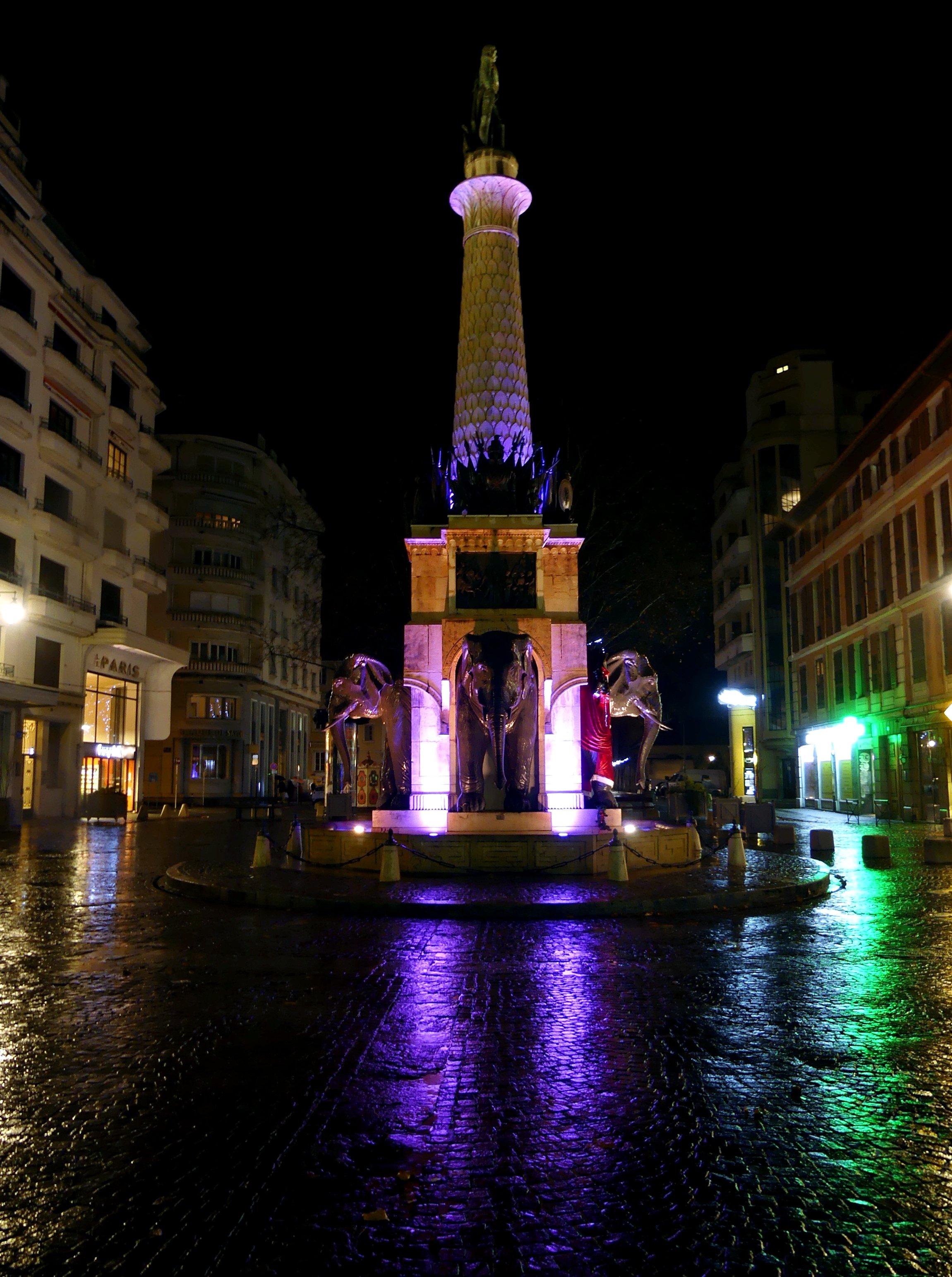 야간 조명 아래 분수