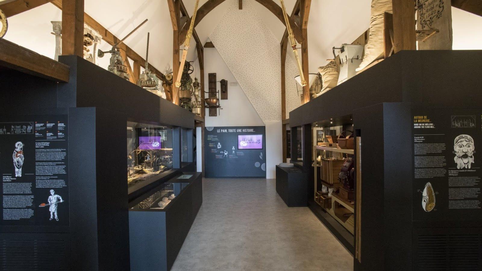 박물관 내 빵 조형물 및 전시된 빵