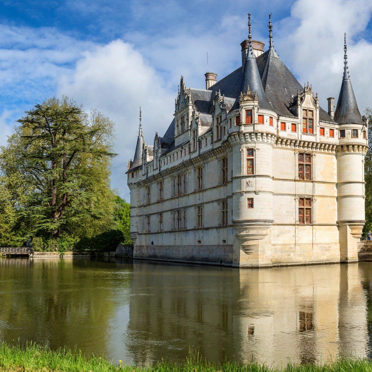 성 외부 전경 (팔각형 탑 포함)