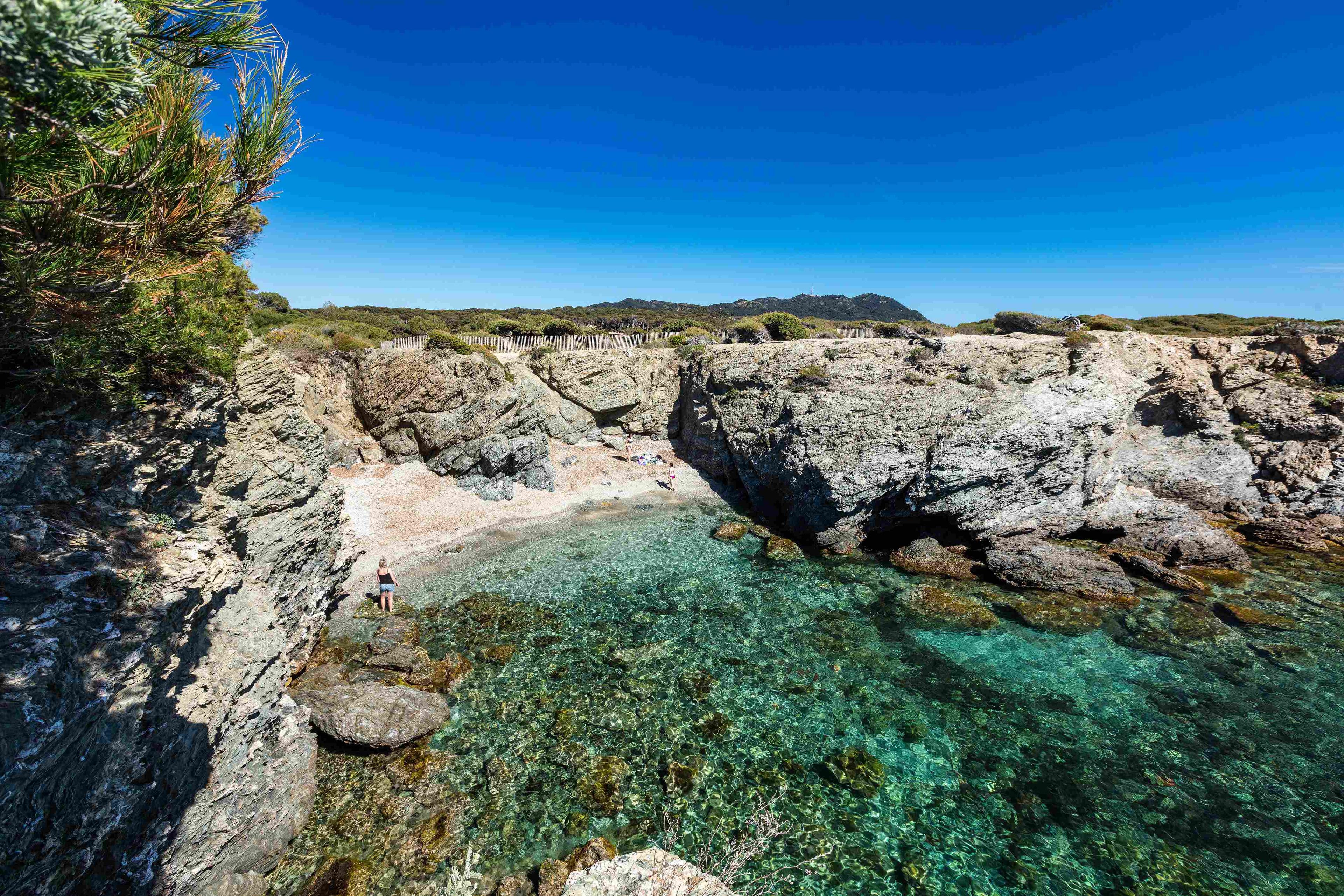 투명한 바닷물이 있는 작은 만(크리크)