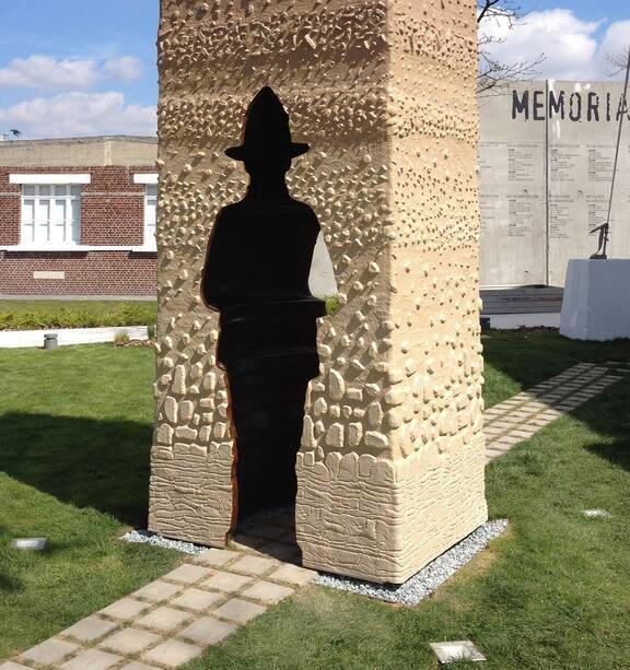 뉴질랜드 공병단 추모 조형물 앞