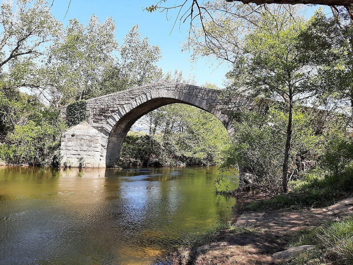 다리 위 중앙 아치 부분