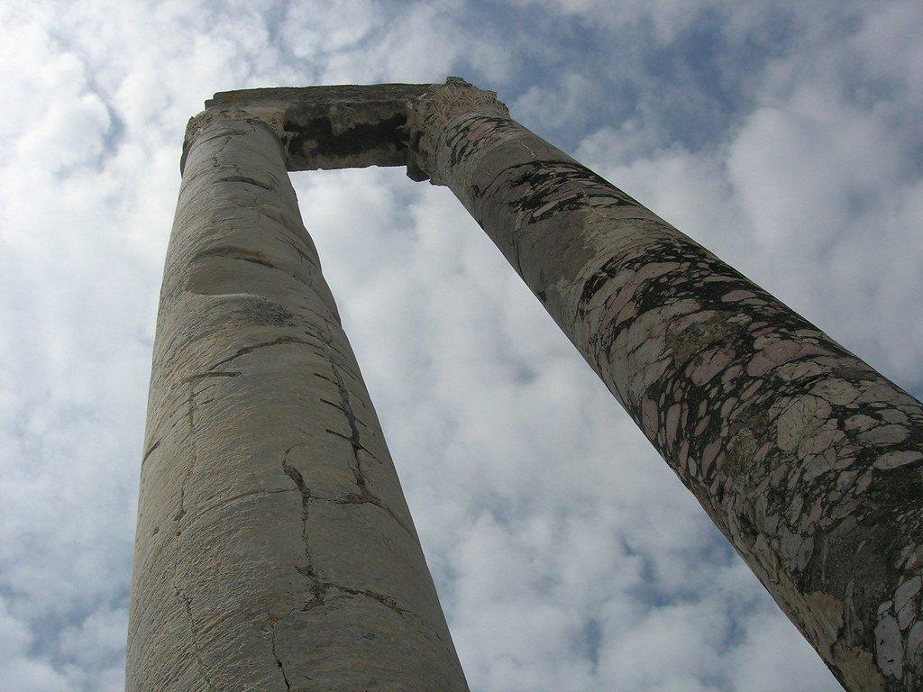 두 개의 코린트식 기둥 ('두 자매 기둥')