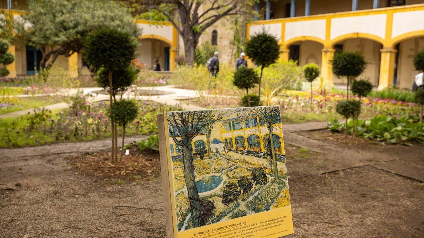 중앙 정원 (고흐 그림 구도)