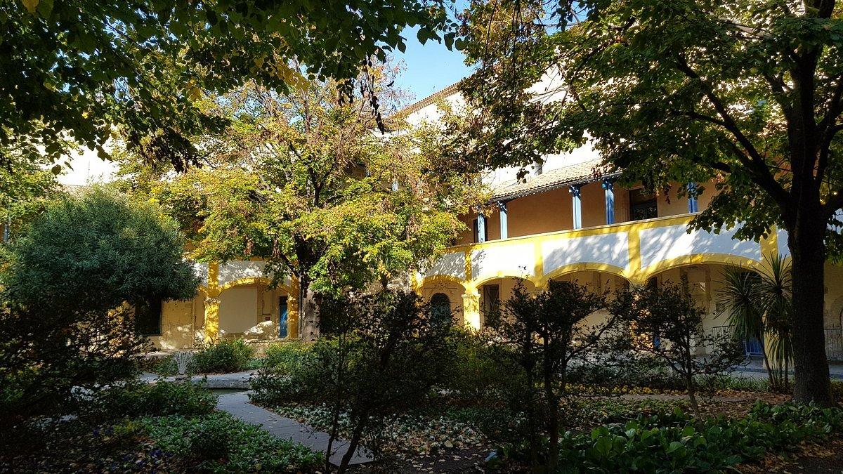 노란색 건물과 아치형 회랑