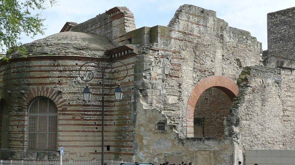 반원형 돔 구조물 아래