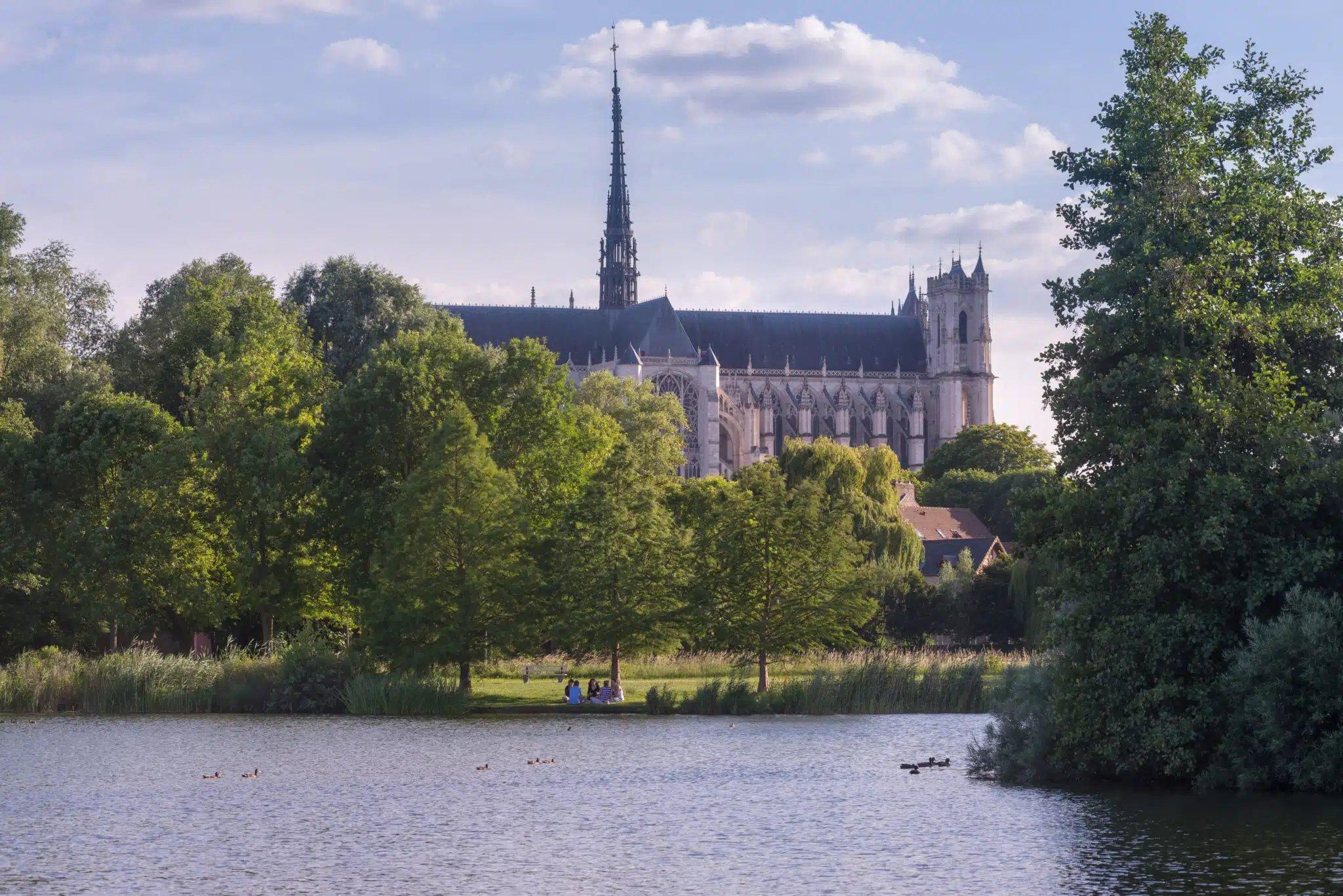 호수와 아미앵 대성당 첨탑이 함께 보이는 지점
