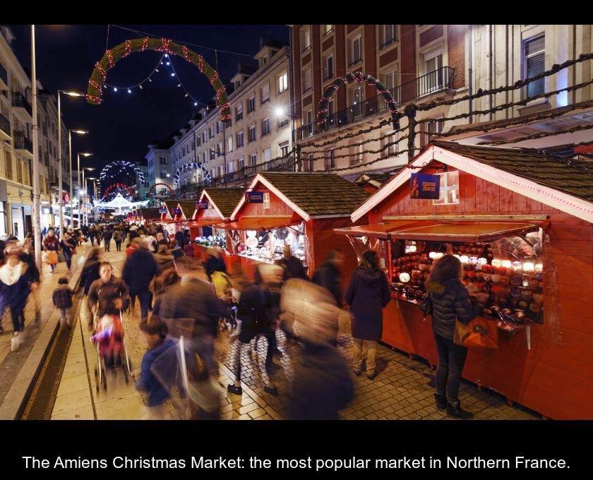 아미앵 크리스마스 마켓의 화려한 조명과 인파