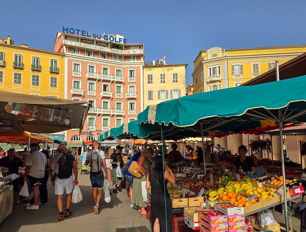 드골 광장에서 열린 벼룩시장 모습