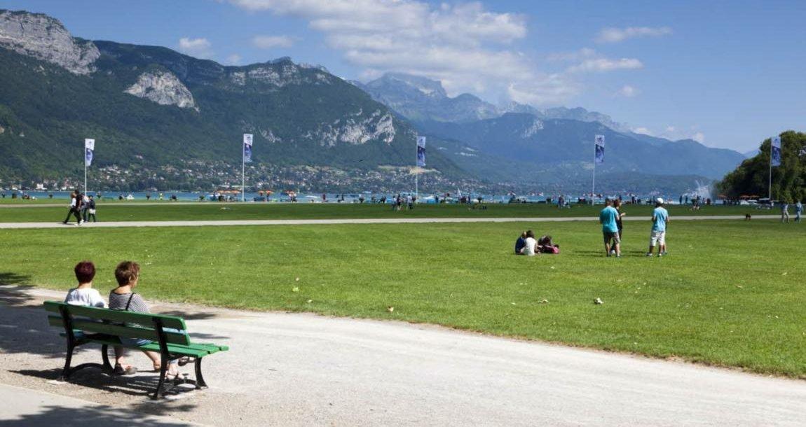 넓은 잔디밭 중앙