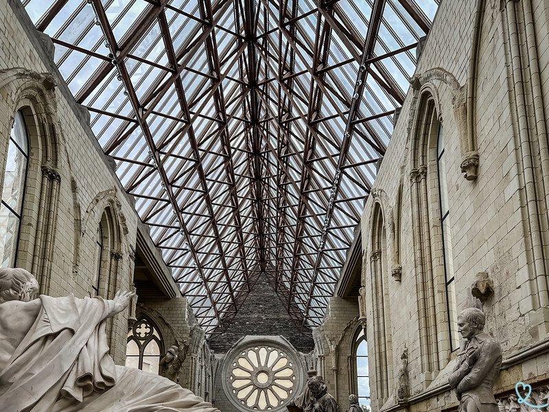 유리 지붕 아래 중앙 홀