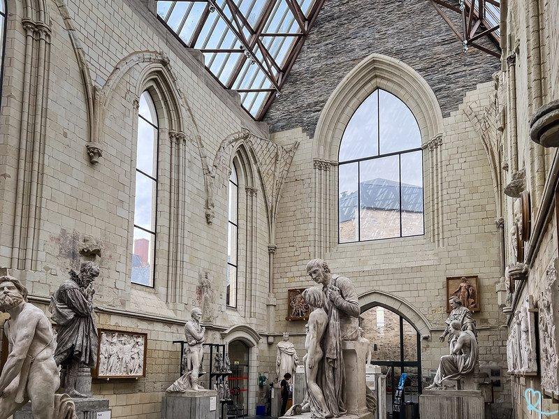 메자닌 층에서 내려다 본 전경