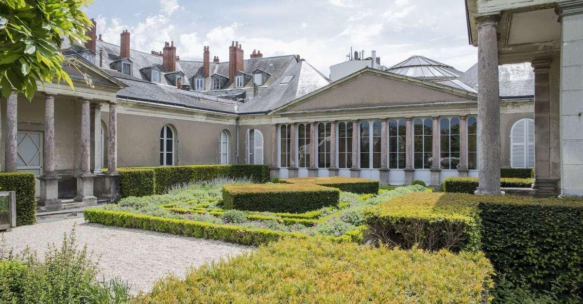 호텔 데마히-발랑탱의 원형 안뜰