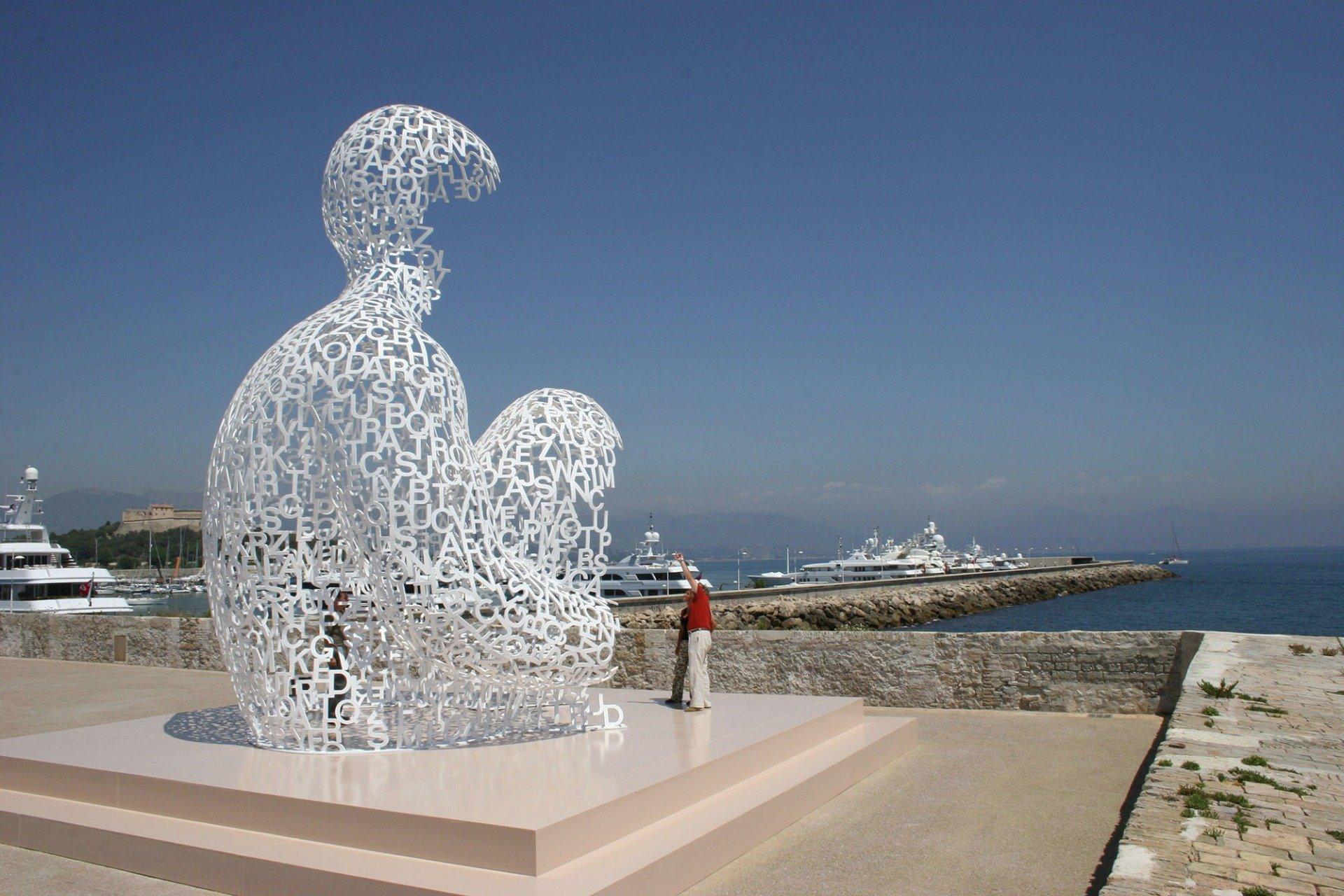 르 노마드 조각상 내부