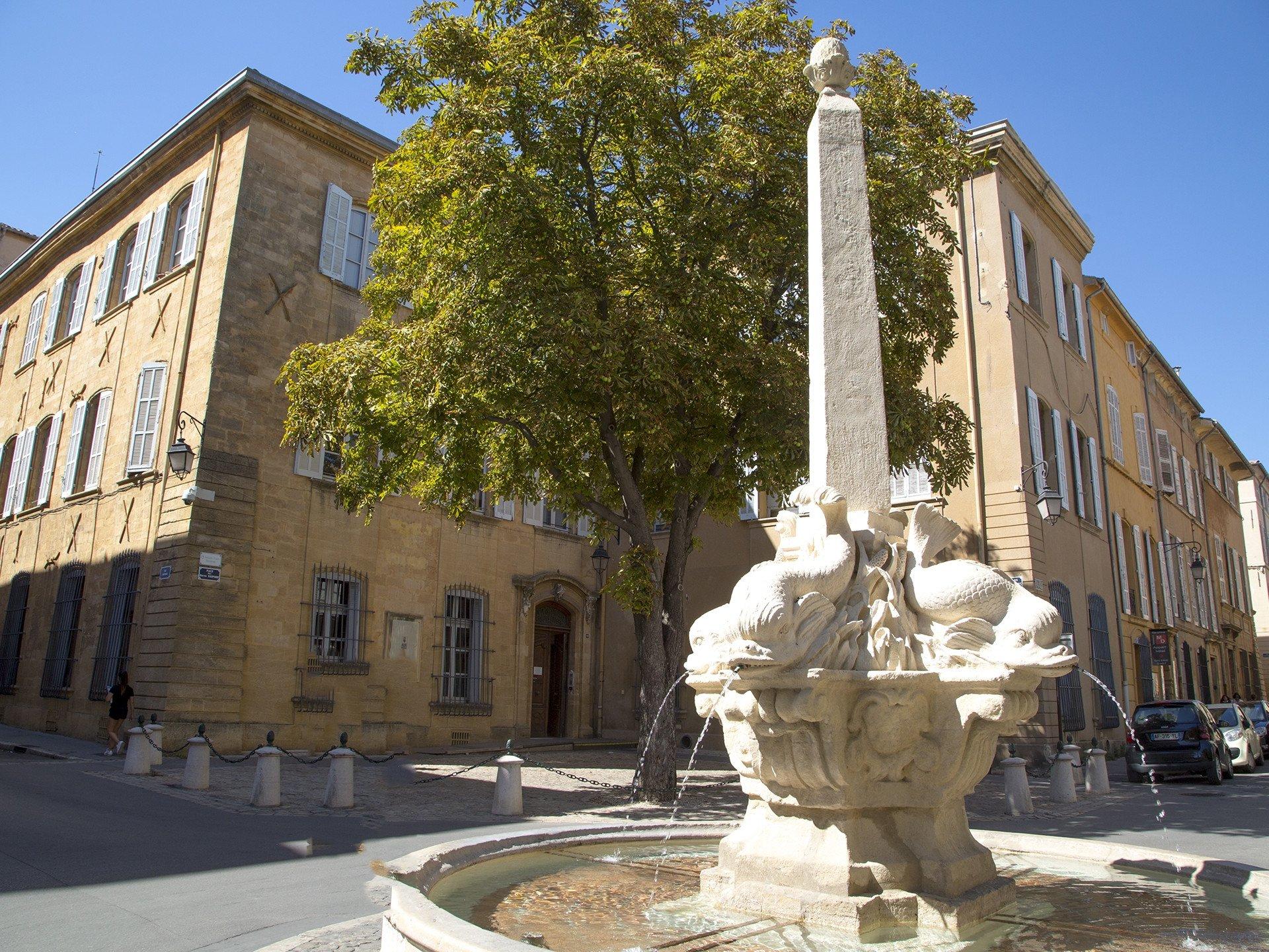 ⛲ 네 마리 돌고래 분수 (퐁텐 데 꺄트르 도팽)