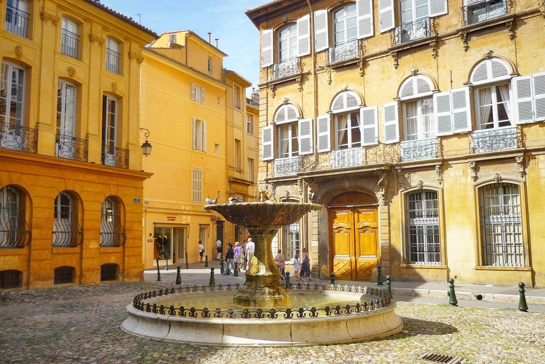 광장 중앙 분수대 앞