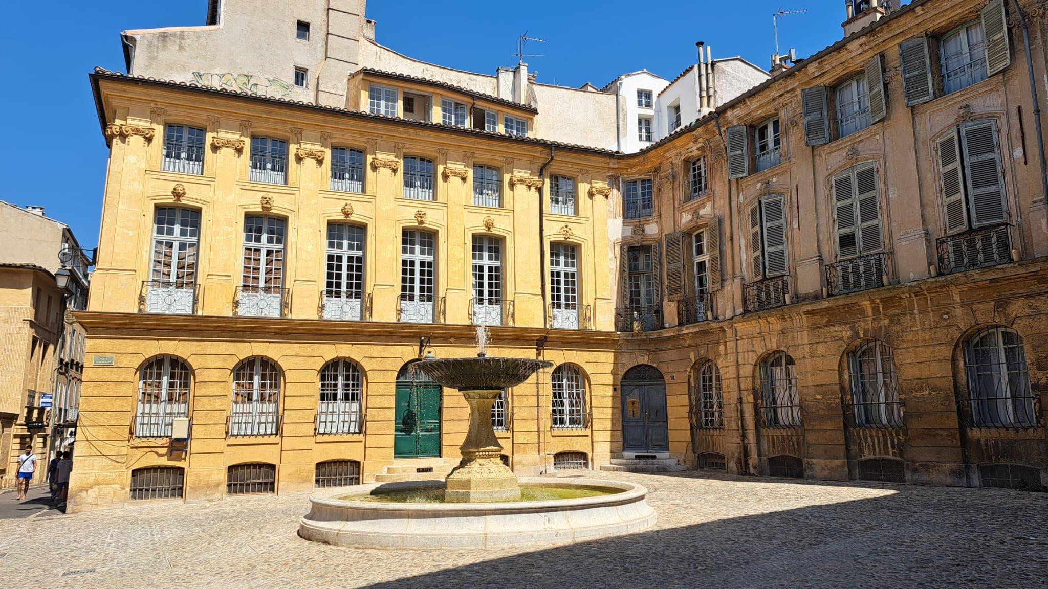 광장 주변 건물 배경