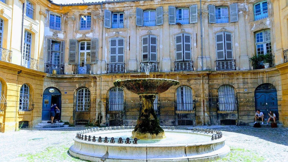 광장으로 들어서는 골목길 입구