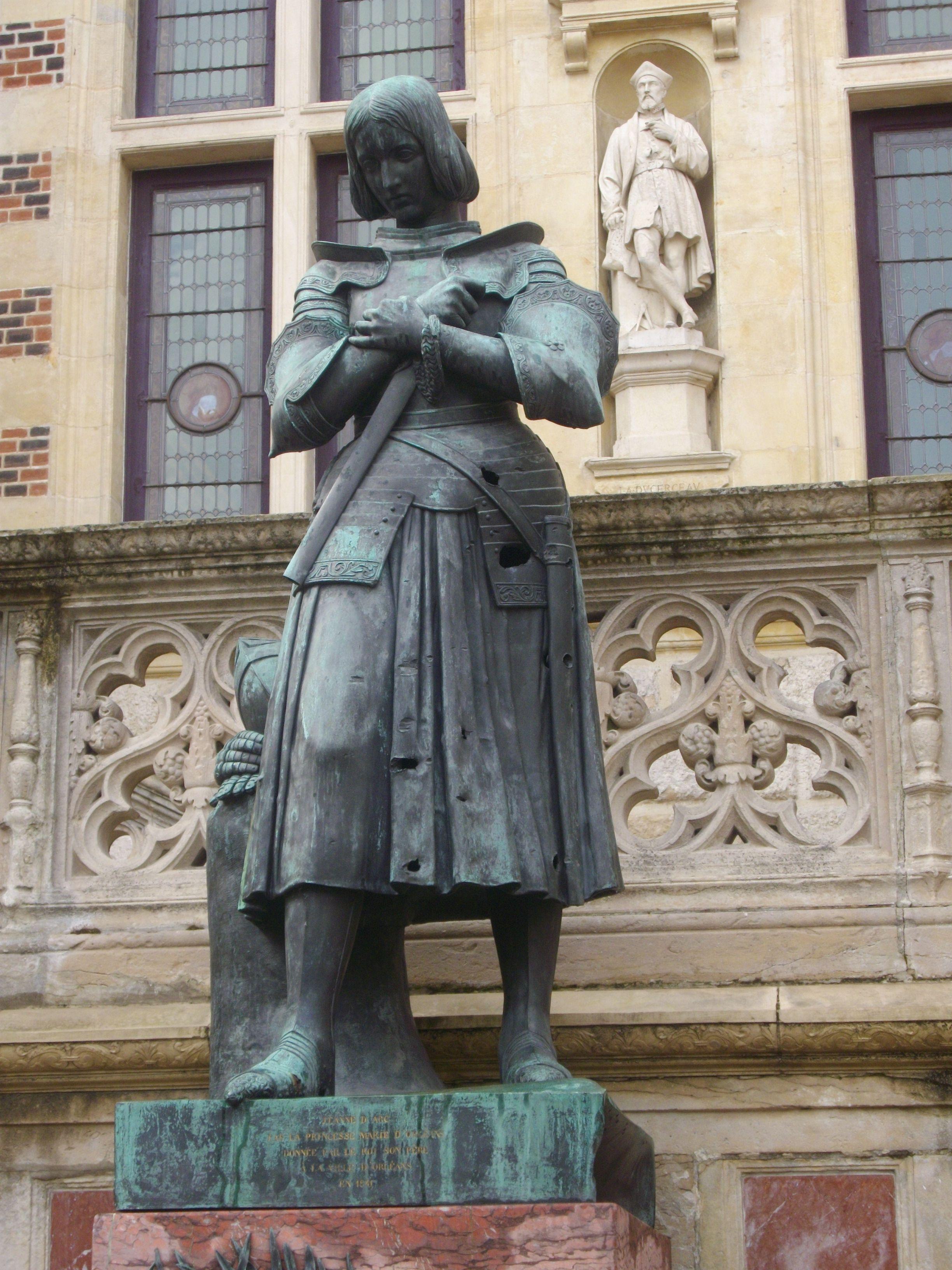 잔 다르크 동상 앞