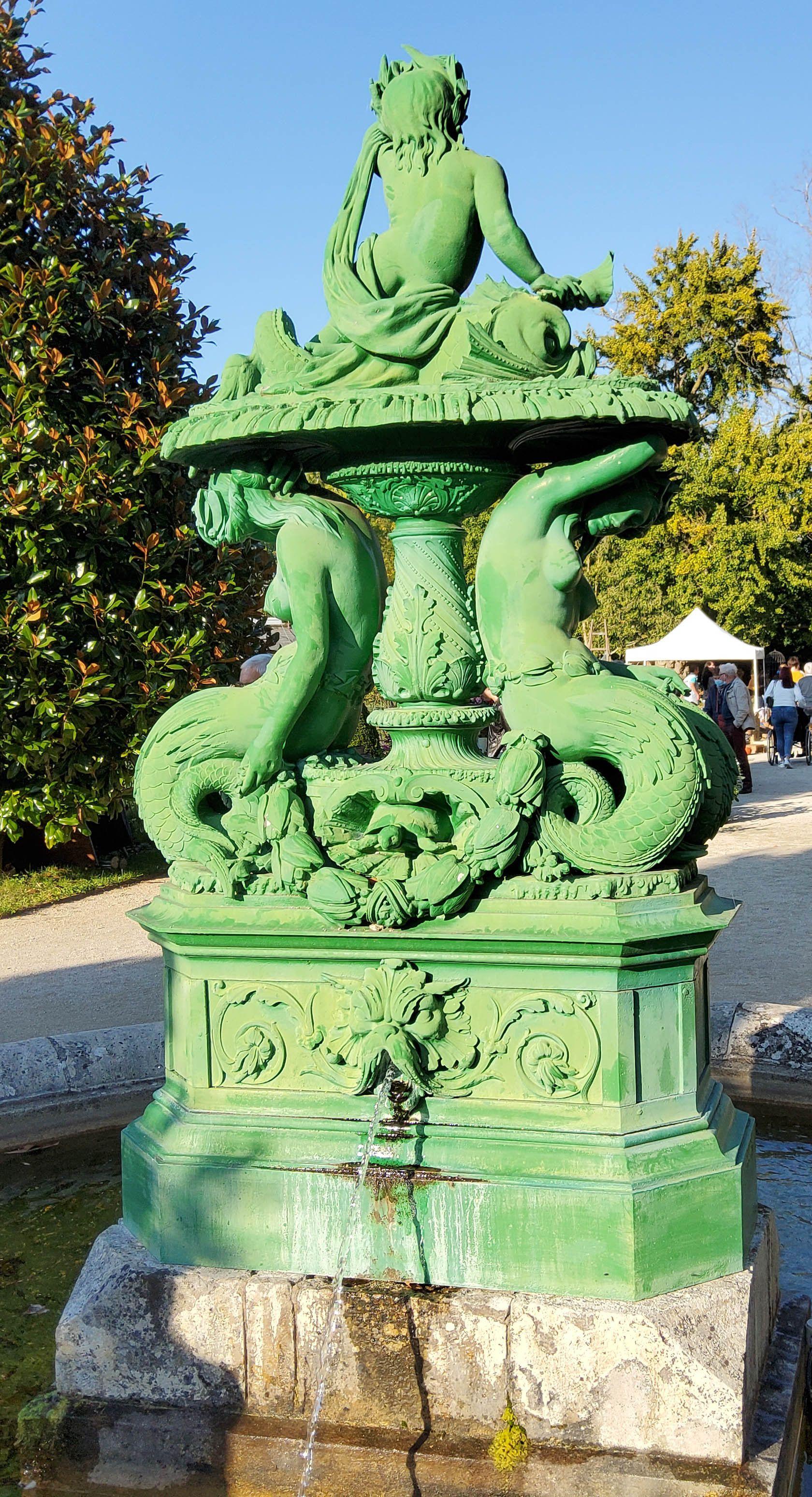 카드모스 조각상 주변 (Autour de la statue de Cadmos)