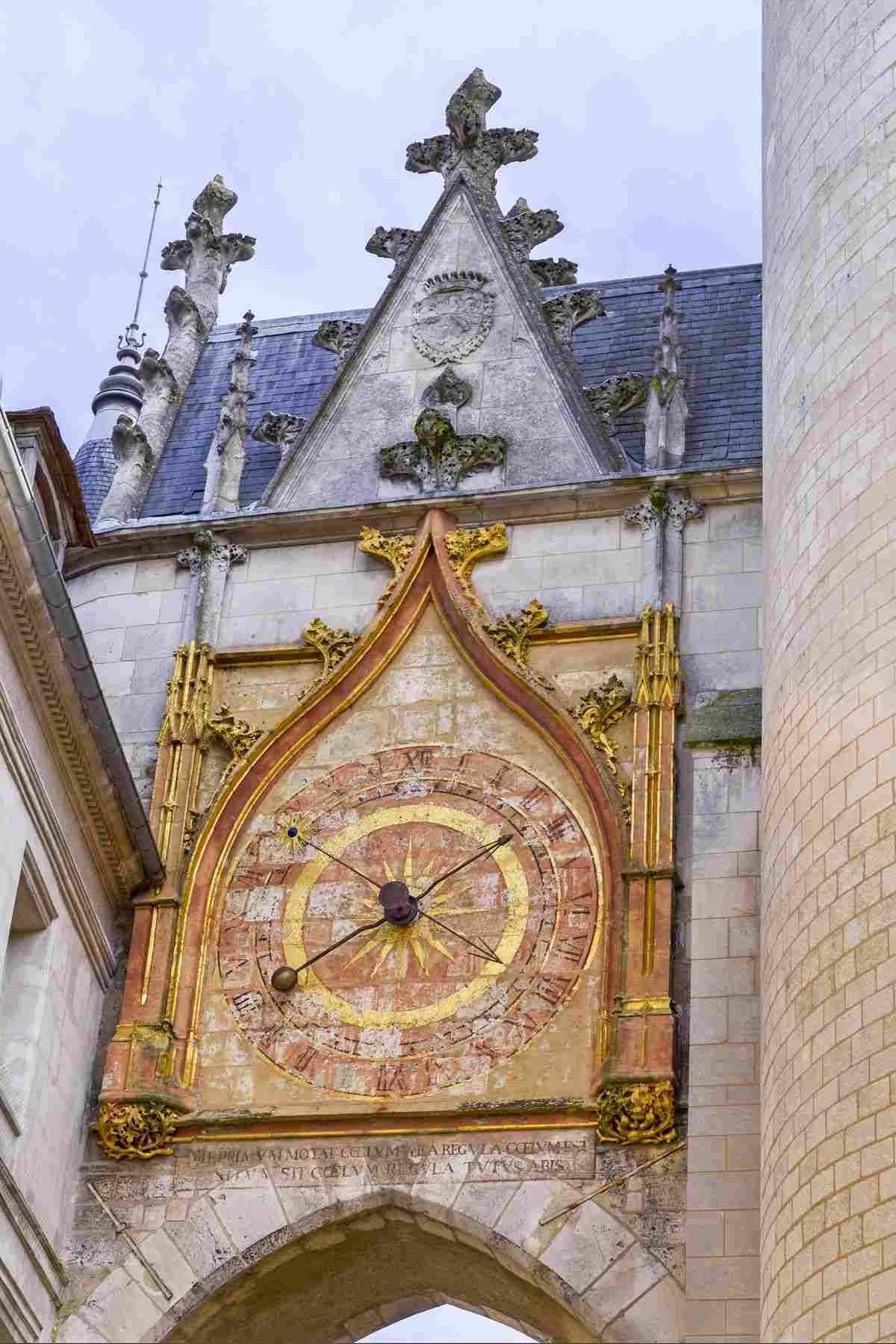 시계탑 아치 아래에서 올려다보는 구도