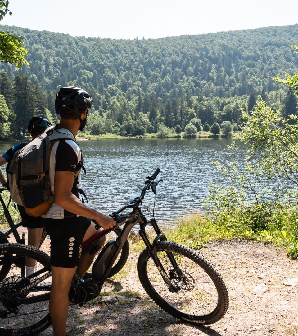 맨발 걷기 코스 내 호수 전망 지점