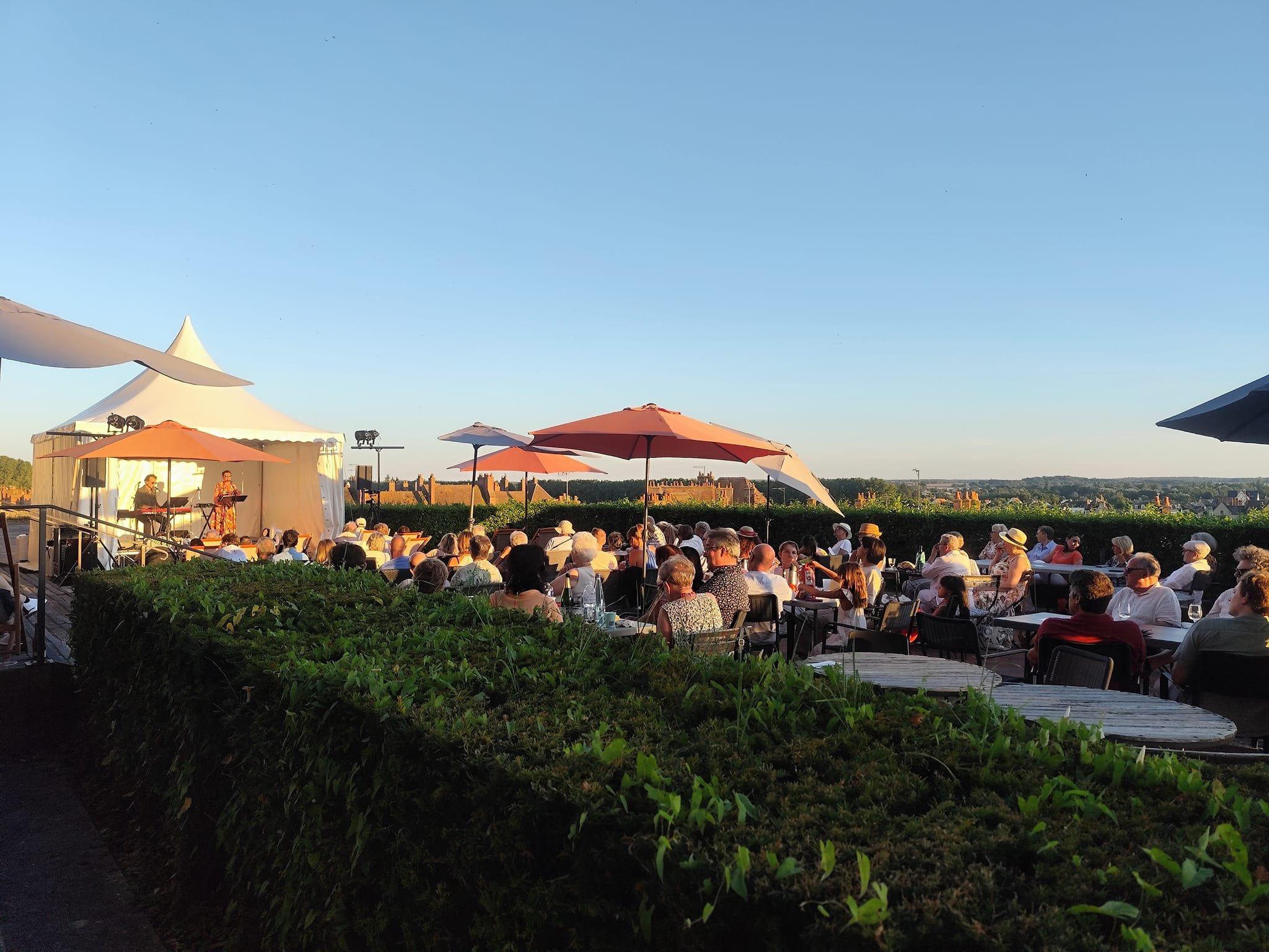 지엔 성 여름 테라스 콘서트 풍경