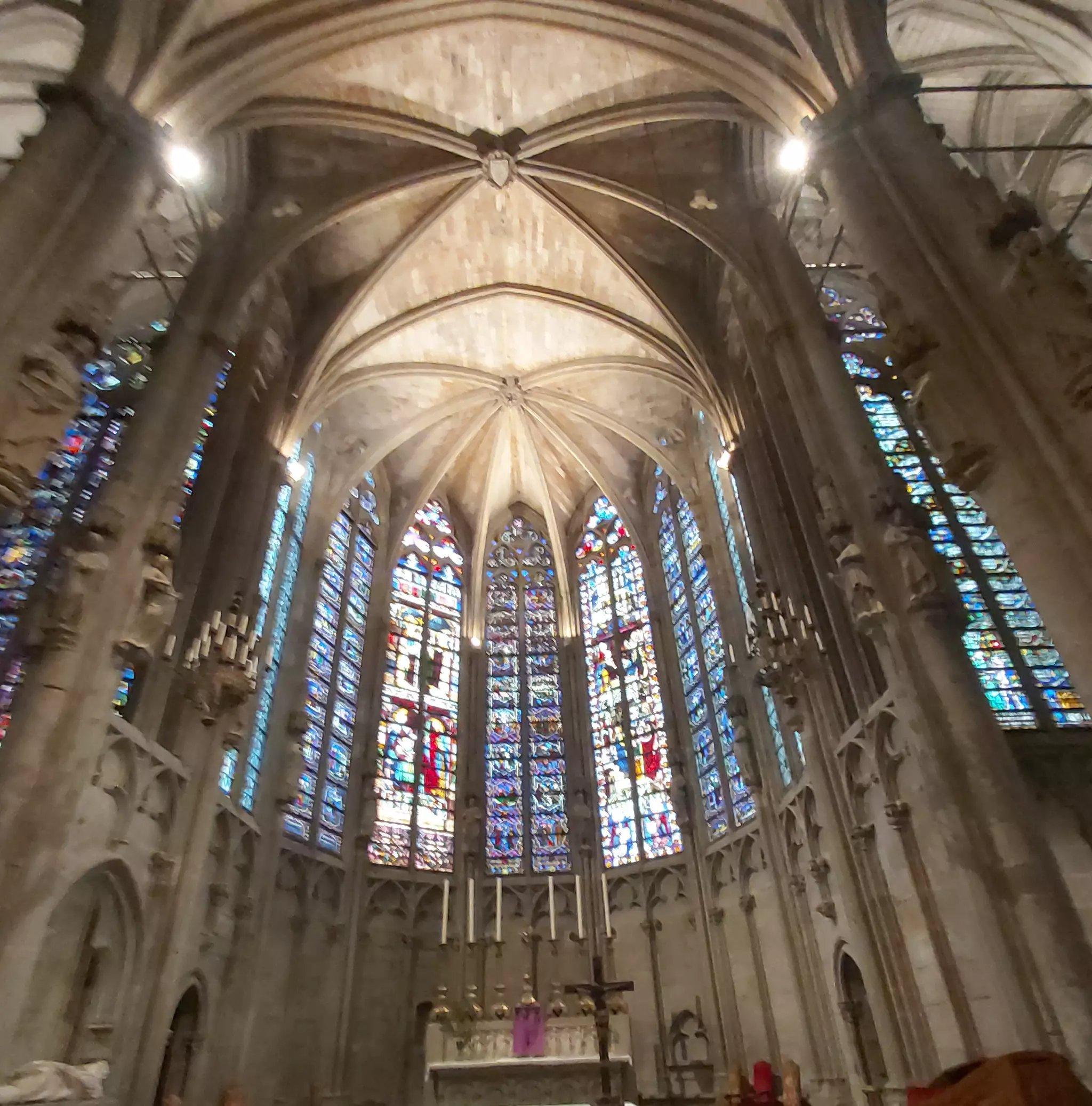 중앙 제단과 후진의 스테인드글라스