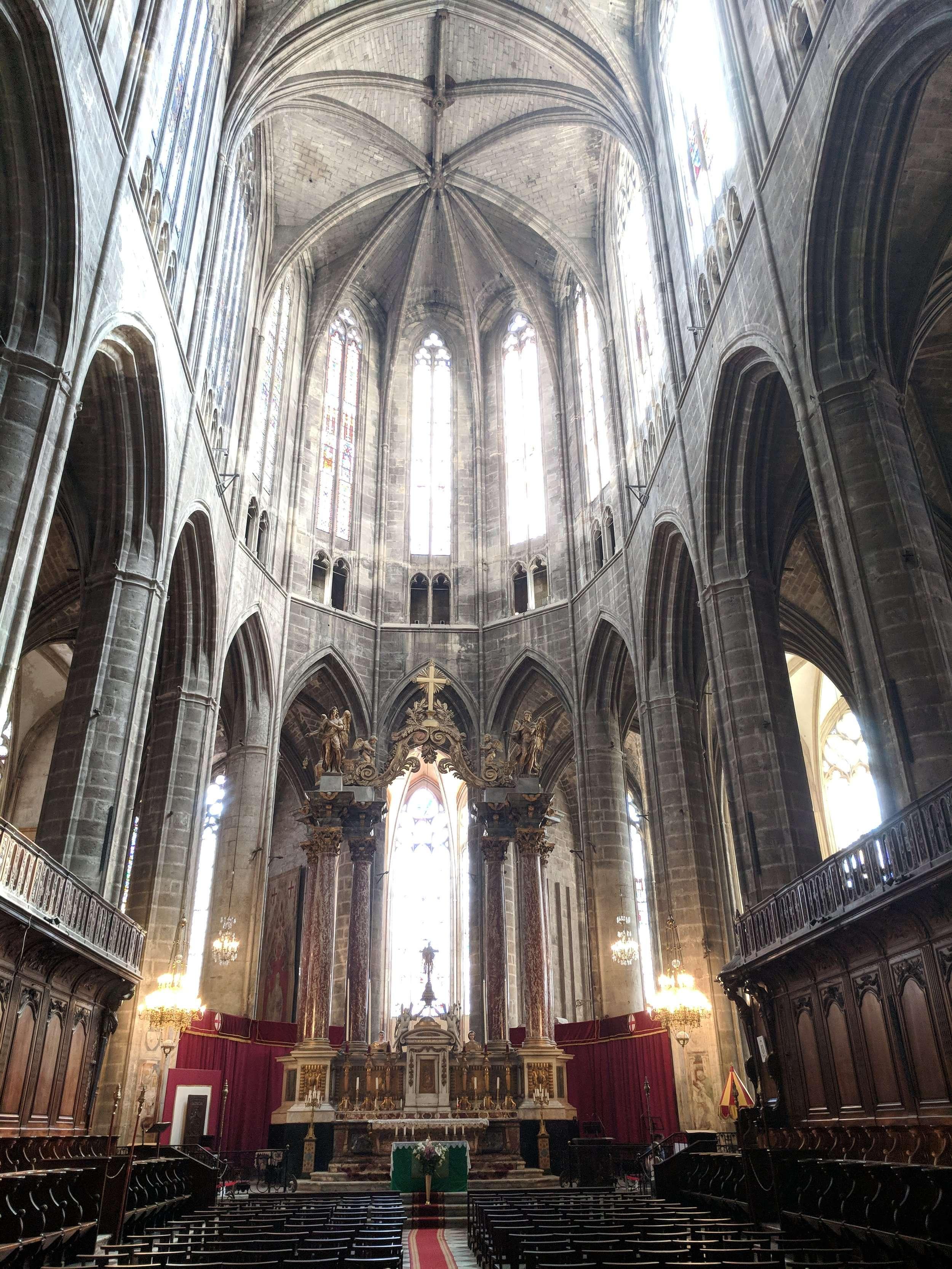 로마네스크 신랑과 고딕 성가대의 경계