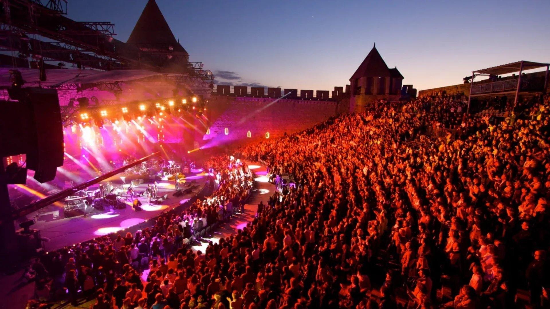 카르카손 페스티벌 포스터 또는 공연 장면