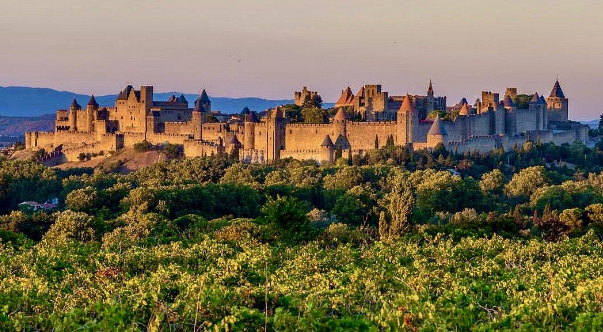 극장 배경의 시테 성벽과 탑