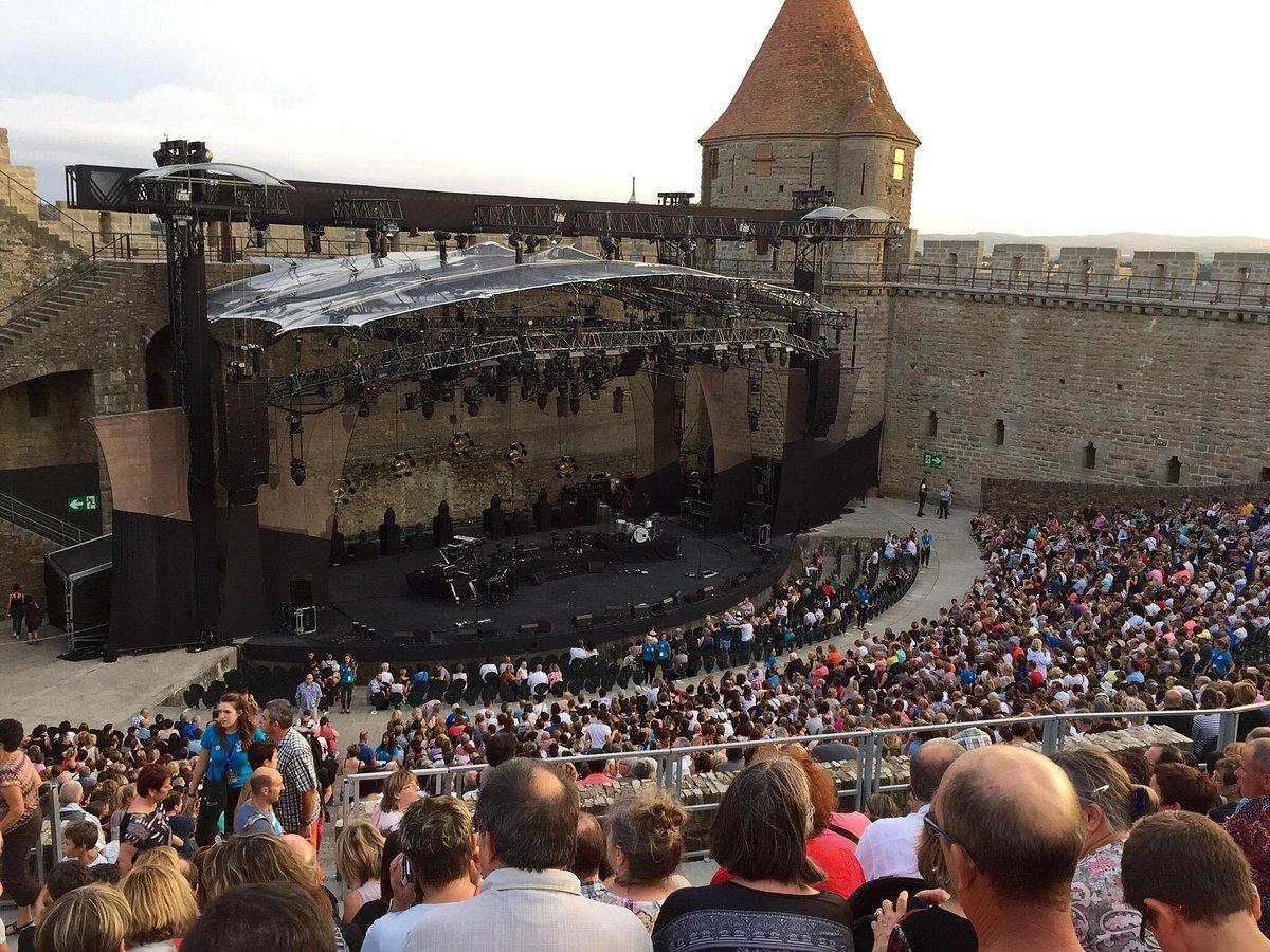 공연 중 무대와 관객석 전경