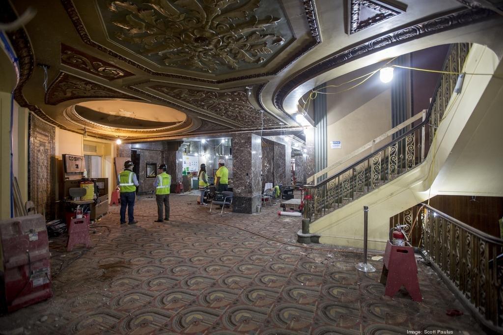 극장 내부 로비 및 계단 (공연 관람 시)