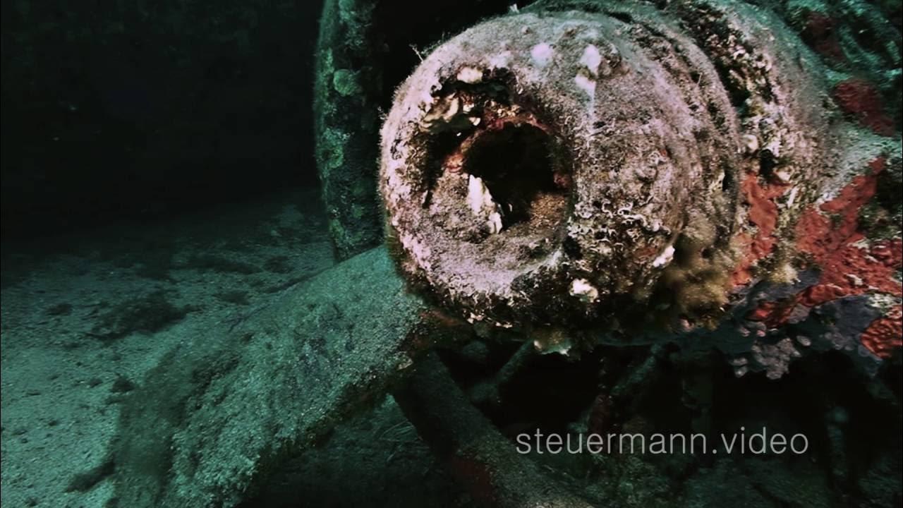 B-17 폭격기 난파선 조종석 및 기체 주변