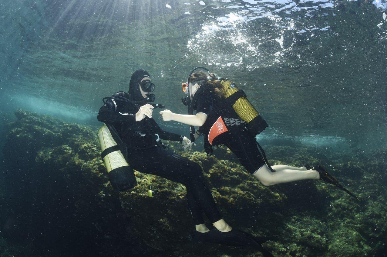 체험 다이빙 중 강사와 함께하는 기념사진