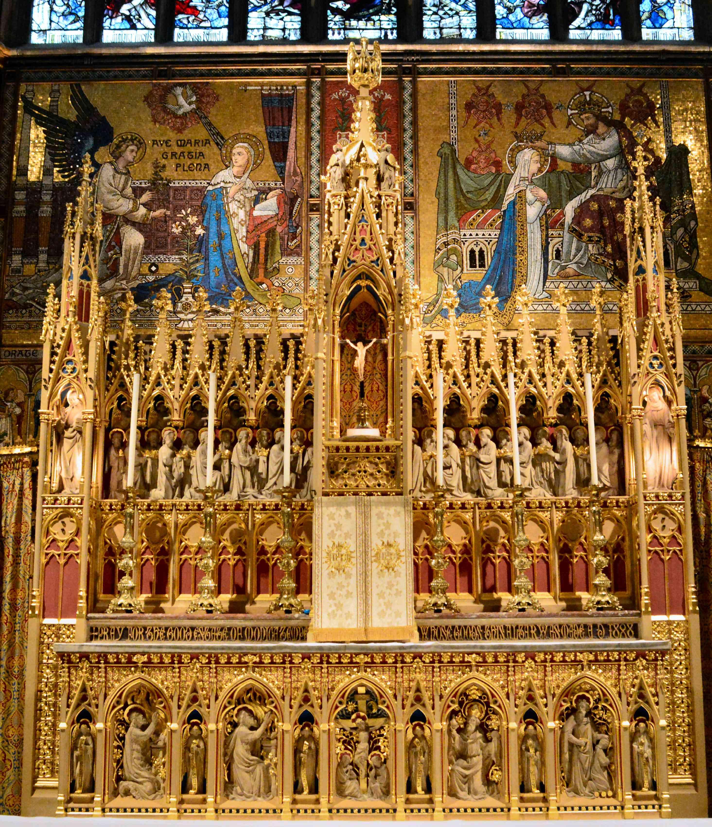 내부 중앙 통로에서 제단을 바라보는 구도