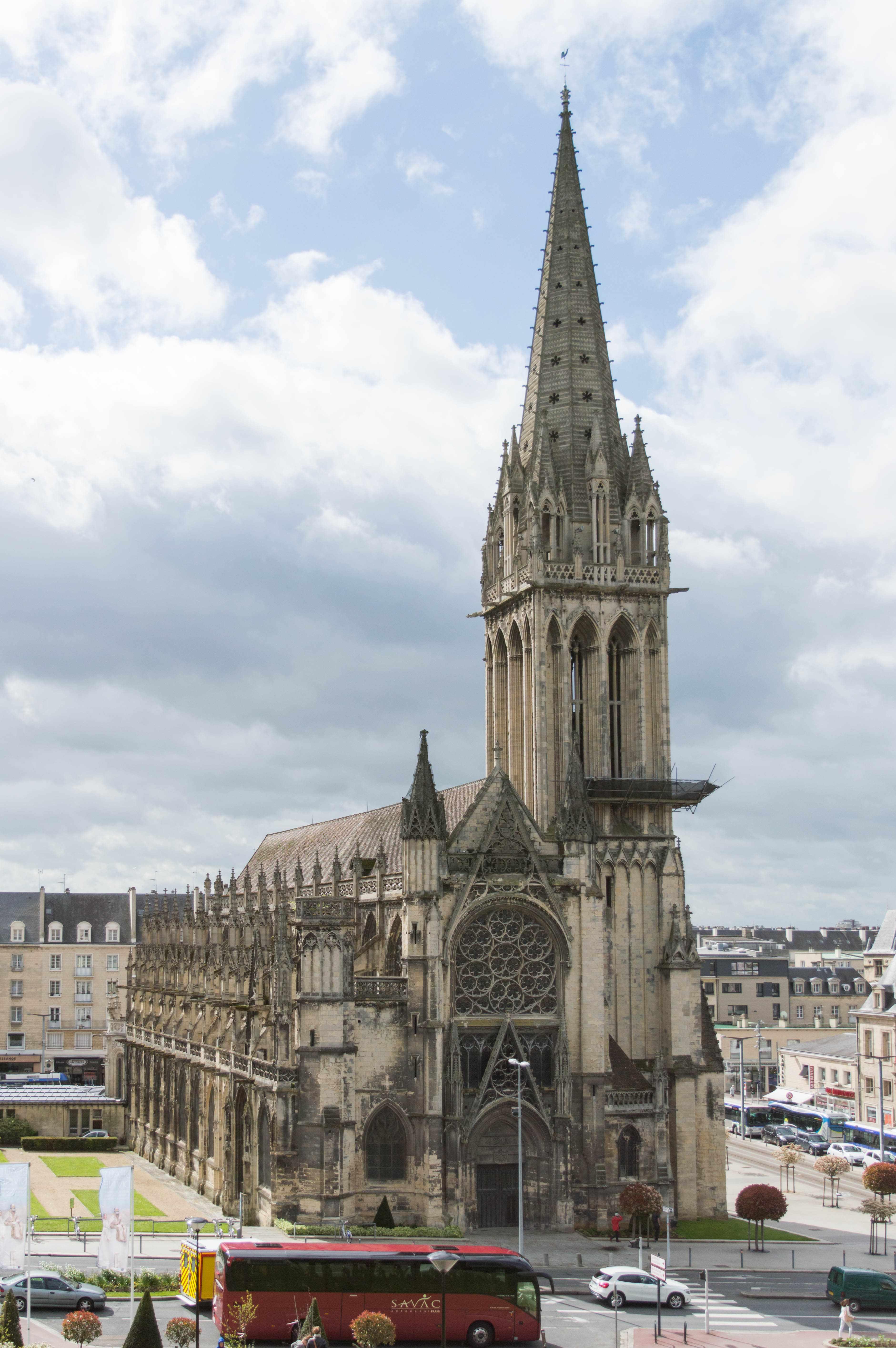 교회 정면 생피에르 광장