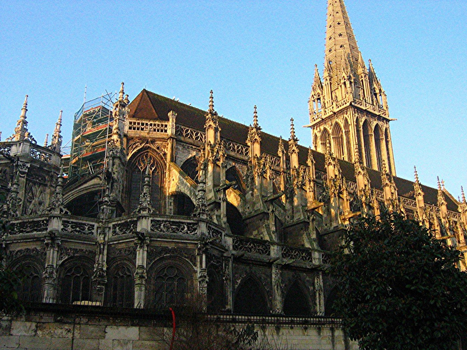 교회 후면 앱스(Apse) 주변